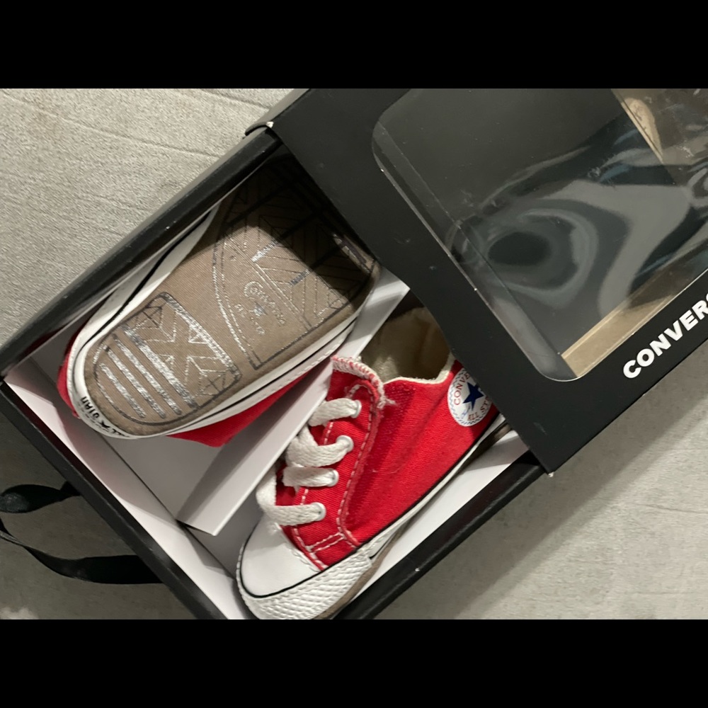 Red and white slightly worn converse!! Like new!!!